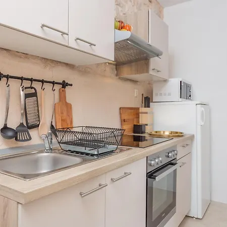 Lola - Zf Hvar Χβαρ