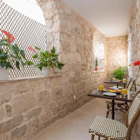 Lola - Zf Hvar * Χβαρ