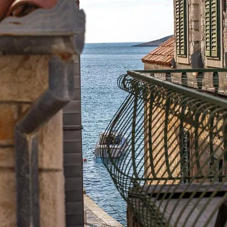 Lola - Zf Hvar * Χβαρ