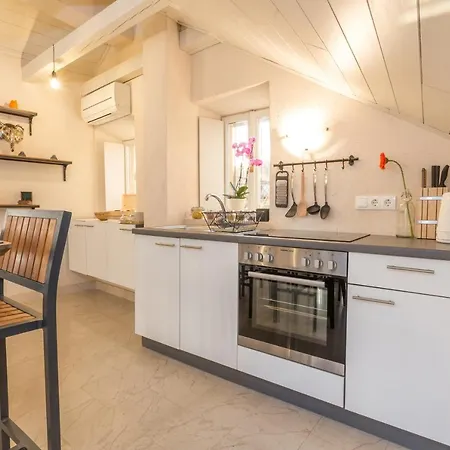 Lola - Zf Hvar Hvar Town