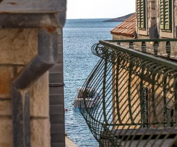 Lola - Zf Hvar * Hvar Town