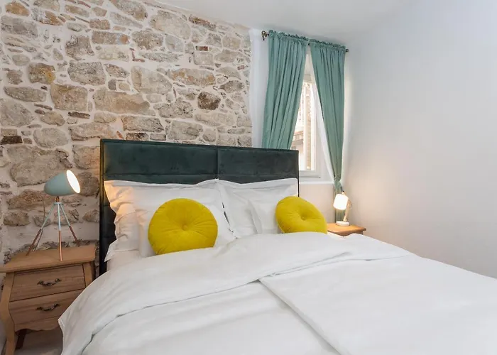 Lola - Zf Hvar Hvar Town